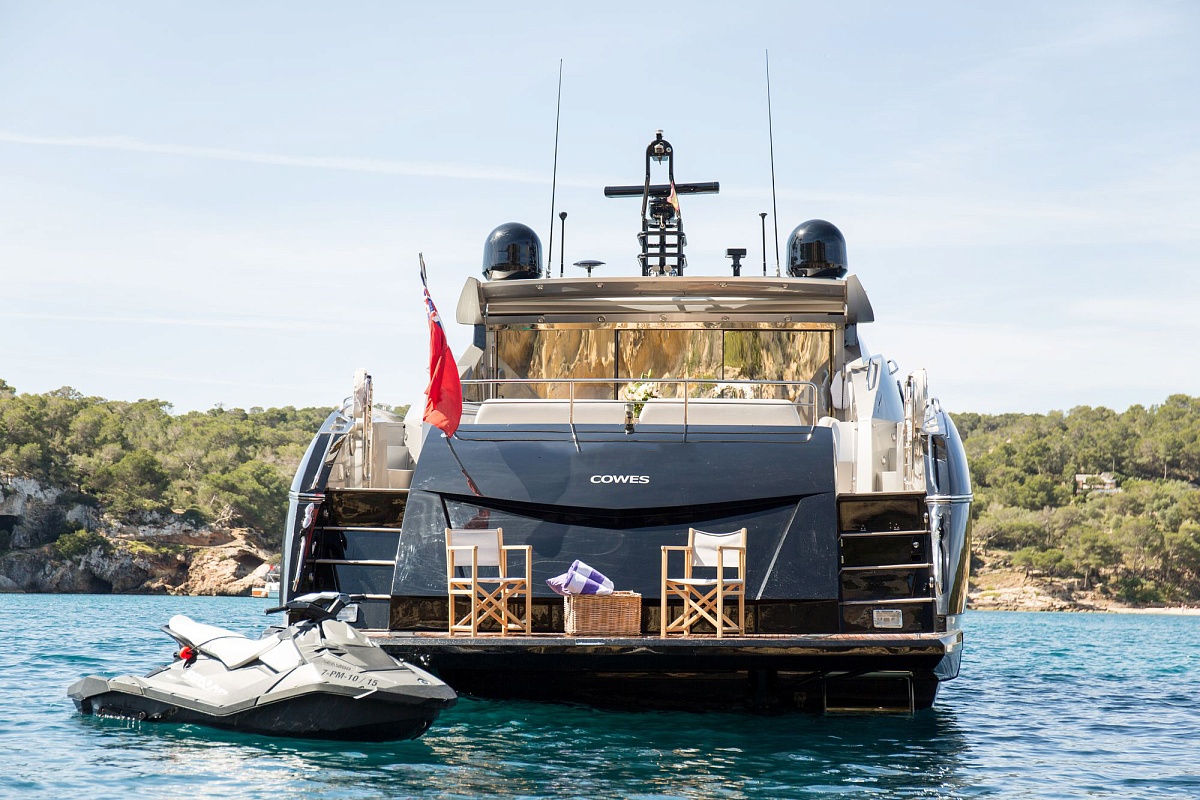 Аренда яхты Sunseeker Predator 82 Hooligan на Ибице с гидроциклом